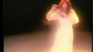 Kate Bush – Wuthering Heights  (White Dress Version/Original )