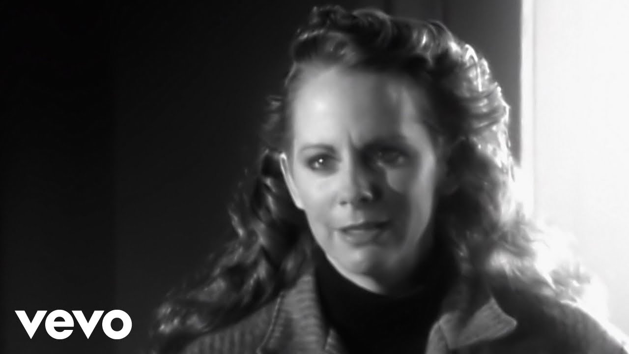 Reba McEntire – The Night The Lights Went Out In Georgia