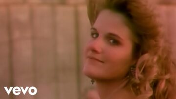 Trisha Yearwood – She’s In Love With The Boy