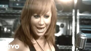 Reba McEntire – Turn On The Radio