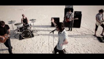 Chiodos – Caves