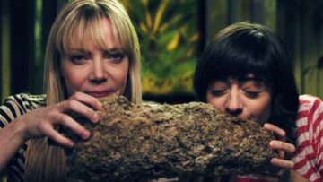 Garfunkel and Oates – Weed Card