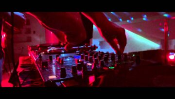 TST & Alvaro – Out of Control