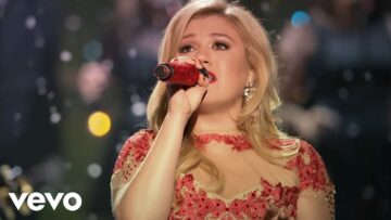 Kelly Clarkson – Underneath the Tree
