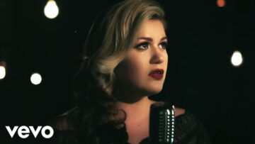Kelly Clarkson – Wrapped in Red