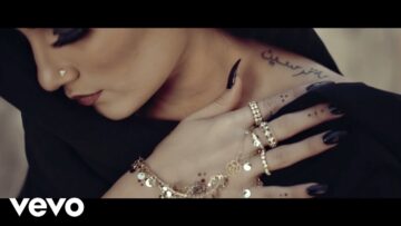 Helly Luv – Risk It All