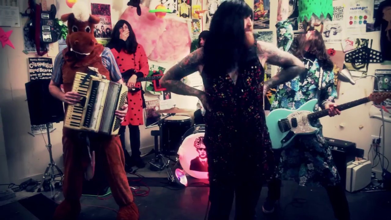The Coathangers – Follow Me