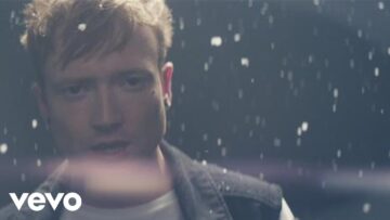 Mallory Knox – Shout At The Moon
