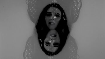 Sophie Strauss – Quiz In A Magazine