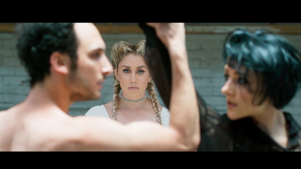 Theia – Champagne Supernova