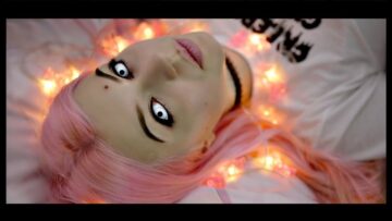 Julia Zelg – Twisted