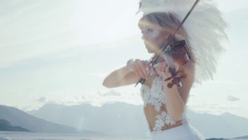 Lindsey Stirling – I Wonder As I Wander