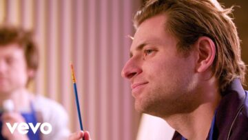 Lo Moon – Painting Portraits with Lo Moon