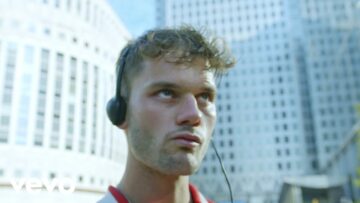 Friendly Fires – Heaven Let Me In