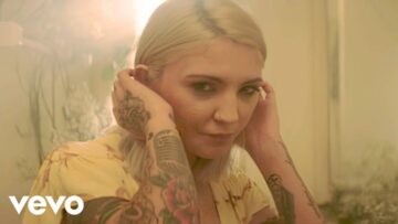 Julia Michaels – What A Time