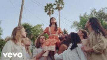 Hazel English – Shaking