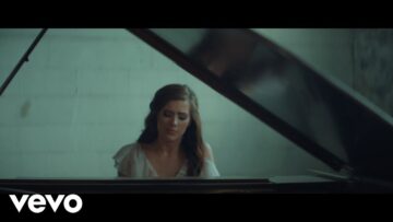 Riley Clemmons – Fighting For Me (Piano Version)