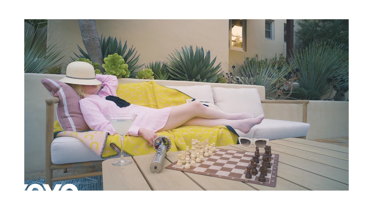 Carly Rae Jepsen – Me And The Boys In The Band