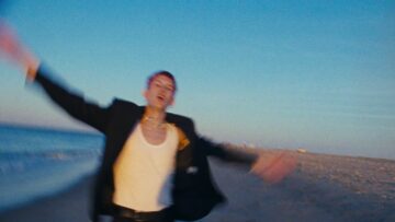 Gus Dapperton – Bluebird