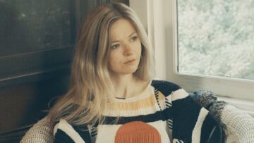 Still Corners – Crying