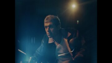 Omar Apollo – Kamikaze