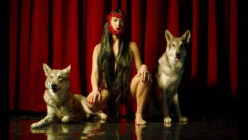 LA CHICA – LA LOBA