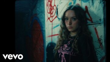 Holly Humberstone – Friendly Fire