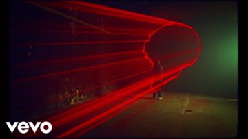 Art School Girlfriend – In The Middle