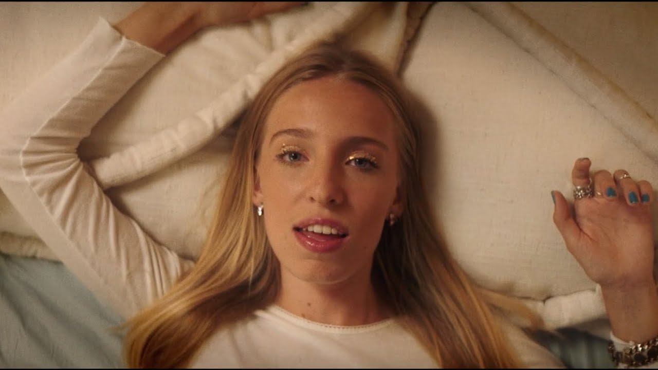 Maude Latour – Clean