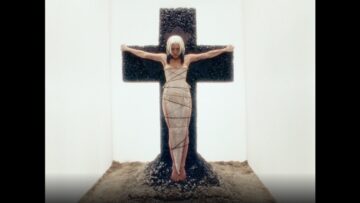 Jesse Jo Stark – lipstick