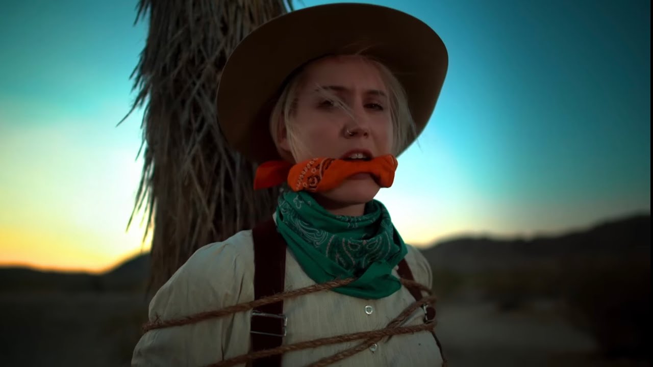 MUNNYCAT – honest’ (explicit) Music Video