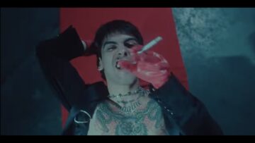 Crown The Empire – Superstar (feat. Remington Leith of Palaye Royale)
