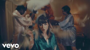 Molly Burch – Unconditional