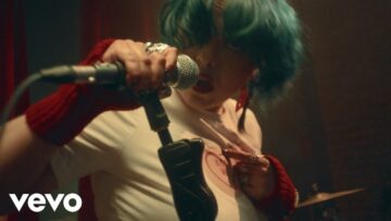 Crawlers – Kiss Me