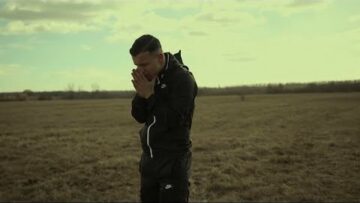 BOTTKA – Sok kígyó ölel körbe