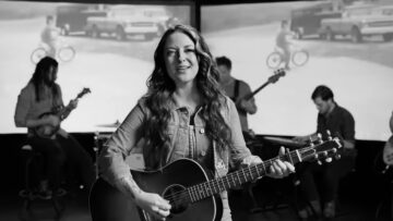 Ashley McBryde – Light on in the Kitchen
