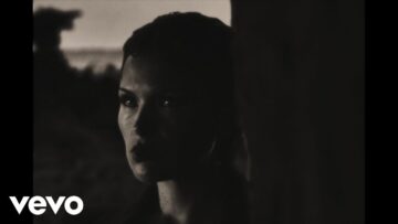 Saya Gray – LIE DOWN..