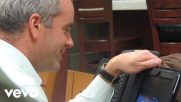 Bon Iver – Everything Is Peaceful Love