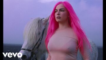 Addison Rae – Headphones On