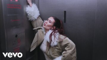 Mimi Webb – I Met A Boy