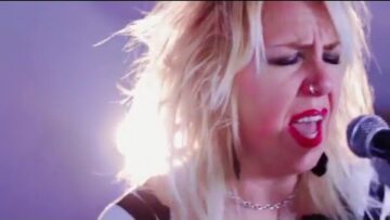 ALLIGATOR SMILE – Non Standard Deviation